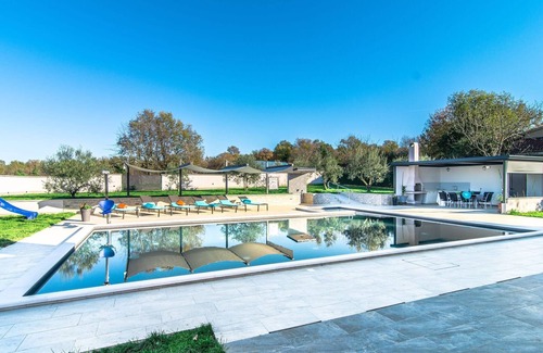 Marasi Villa | Villa independiente con piscina privada, terraza cubierta y equipamiento de juegos.