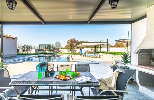 Marasi Villa | Villa independiente con piscina privada, terraza cubierta y equipamiento de juegos.