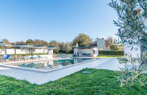 Marasi Villa | Villa independiente con piscina privada, terraza cubierta y equipamiento de juegos.