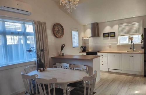 Woolston Casa | Beautiful villa near everything!