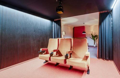 Krachtighuizen Villa | Beautiful villa on Park Boslust with cinema