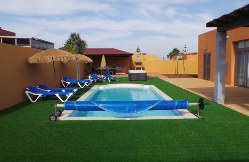 Costa de Antigua Villa | preciosa villa con piscina climatizada, jacuzzy exterior, wifi gratis
