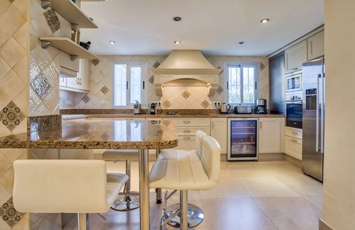 Marbella Villa | Hermosa Villa con piscina privada en Puerto Banús, Marbella, España