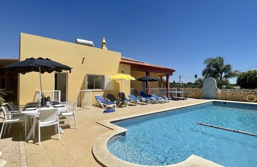 Albufeira Villa | Hermosa Villa, Perfectamente Ubicada con Ambiente Relajante. 4 Dormitorios, 4 Baños, Gran Piscina Fen.