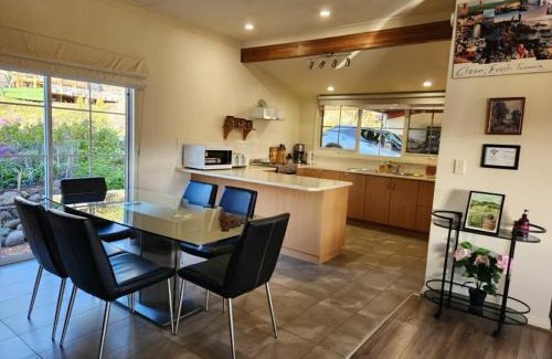 Rokeby Casa | Beautiful vineyard stay