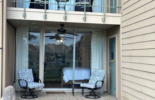 Walden on Lake Conroe Condominio | Beautiful Walden Cove, waterfront, efficiency ground floor condo.