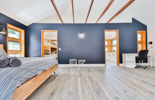 Saint Come Chalet De Esquí | Beautiful waterfront cottage, with fireplace and spa.
