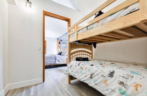 Saint Come Chalet De Esquí | Beautiful waterfront cottage, with fireplace and spa.