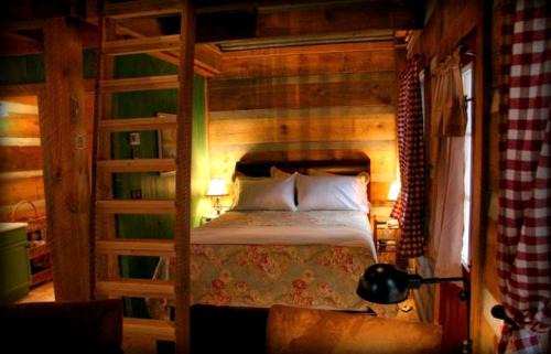 Elkin Casa | Beautiful Waterfront Cabin with Hot Tub near Winston-Salem, North Carolina