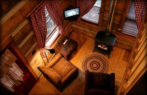 Elkin Casa | Beautiful Waterfront Cabin with Hot Tub near Winston-Salem, North Carolina