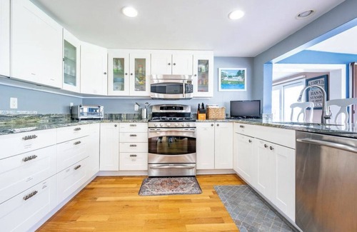 South Yarmouth Casa | Beautiful waterfront home- mins to beach, fishing /kayak right from the backyard