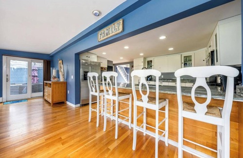 South Yarmouth Casa | Beautiful waterfront home- mins to beach, fishing /kayak right from the backyard