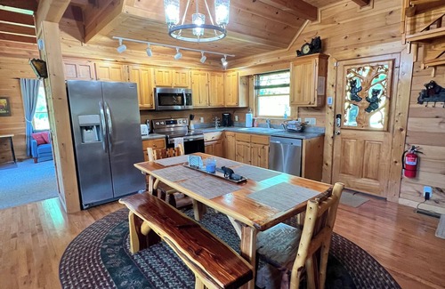 Wears Valley Cabina | Beautiful Wears Valley Retreat, Amazing Views, Steps to Pool & Fishing Pond
