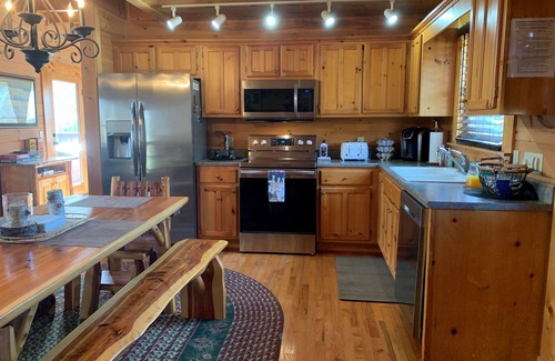 Wears Valley Cabina | Beautiful Wears Valley Retreat, Amazing Views, Steps to Pool & Fishing Pond
