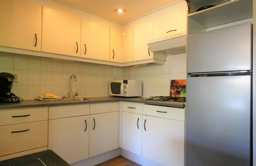 Marum Chalet De Esquí | Beautiful wooden chalet for rent against forest