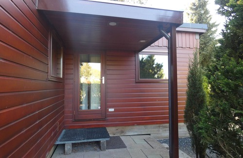 Marum Chalet De Esquí | Beautiful wooden chalet for rent against forest