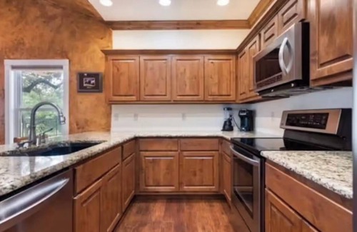 Kingsland Casa | Beautiful yard with TONS of waterfront!
