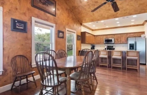 Kingsland Casa | Beautiful yard with TONS of waterfront!