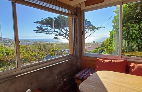 Glencairn Condominio | Beautifully appointed apartment with sea views south of Cape Town in Glencairn