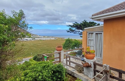 Glencairn Condominio | Beautifully appointed apartment with sea views south of Cape Town in Glencairn