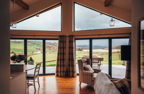 Montgomery Casa | Beautifully crafted countryside home sleeping 4. Pet friendly with a hot tub and BBQ.