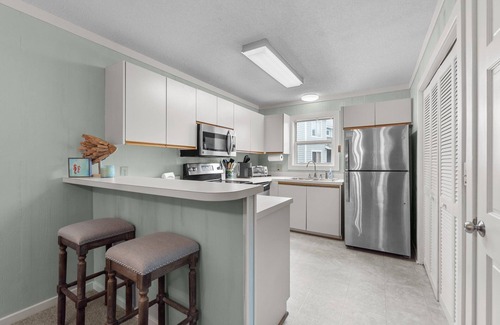 Ocean Sands Condominio | Beautifully decorated condo in Corolla with community pool outside!