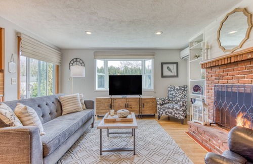Monmouth Casa | Beautifully decorated Home w/ Hot Tub in Monmouth close to restaurants & shops