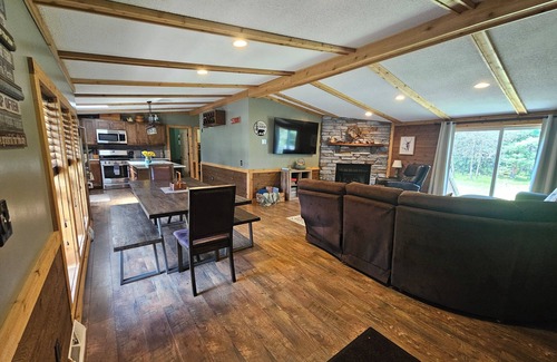 New Lisbon Casa | Beautifully fully remodeled cabin in the woods