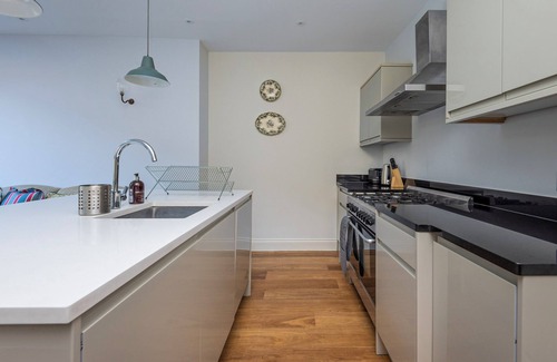Abbey Casa | Beautifully furnished chic home near Wimbledon