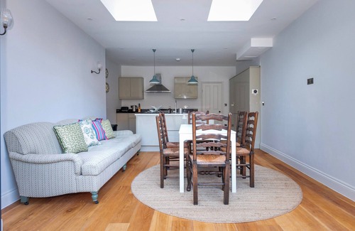Abbey Casa | Beautifully furnished chic home near Wimbledon