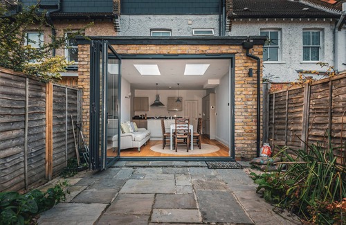 Abbey Casa | Beautifully furnished chic home near Wimbledon