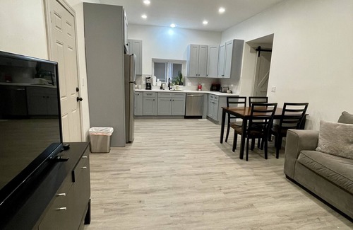 Bronzeville Apartamento | Beautifully Furnished 2BD Apartment