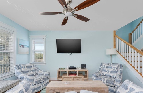 Monteray Shores Casa | Beautifully Furnished. Hot Tub. Foosball. Bring Fido.