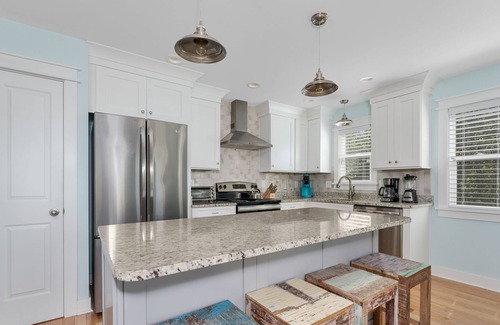 Monteray Shores Casa | Beautifully Furnished. Hot Tub. Foosball. Bring Fido.