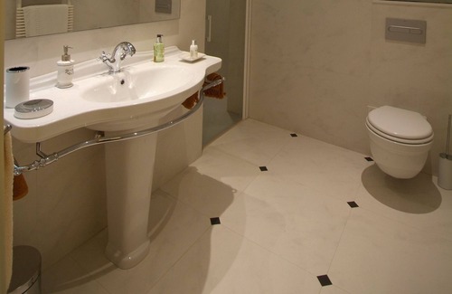 Barri Vell Apartamento | Beautifully furnished luxury four bedroom apartment with a small garden and pool