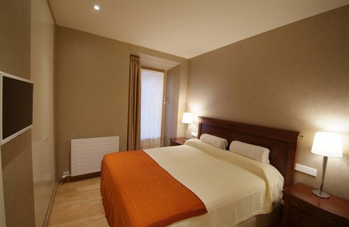 Barri Vell Apartamento | Beautifully furnished luxury four bedroom apartment with a small garden and pool