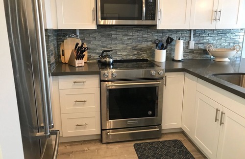 Makaha Valley Condominio | Bellamente amueblado, nueva renovación, aire acondicionado, vista al mar / montaña, playa / golf / senderismo.
