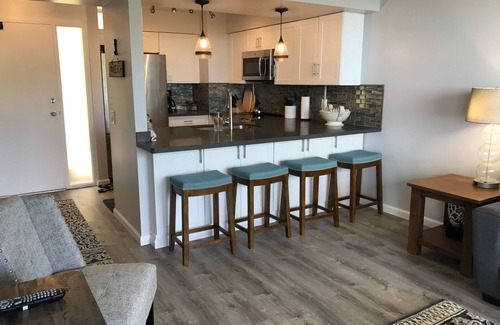 Makaha Valley Condominio | Bellamente amueblado, nueva renovación, aire acondicionado, vista al mar / montaña, playa / golf / senderismo.