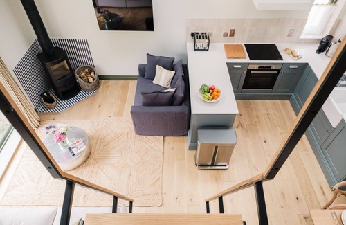 Quedgeley Cabaña | Beautifully presented holiday home in the Cotswolds with pretty balcony - The Old Workshop