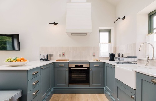 Quedgeley Cabaña | Beautifully presented holiday home in the Cotswolds with pretty balcony - The Old Workshop
