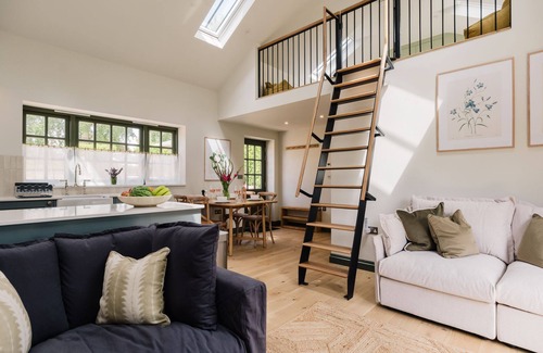 Quedgeley Cabaña | Beautifully presented holiday home in the Cotswolds with pretty balcony - The Old Workshop