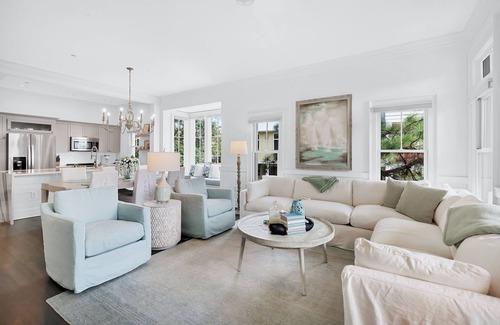 Watercolor Condominio | Beautifully Redecorated 2 Bedroom Condo. Just a 1 Minute Walk to the Beach!