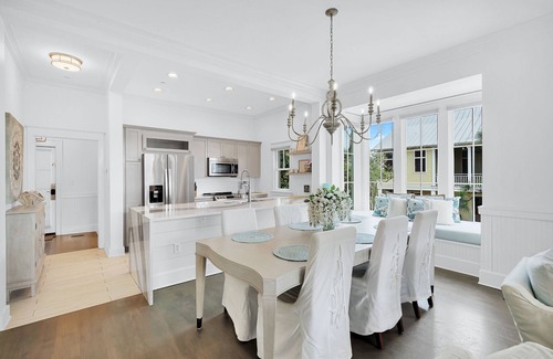 Watercolor Condominio | Beautifully Redecorated 2 Bedroom Condo. Just a 1 Minute Walk to the Beach!