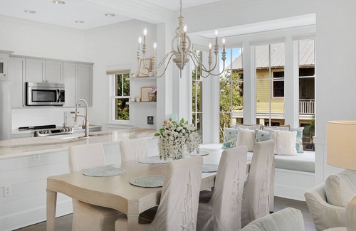 Watercolor Condominio | Beautifully Redecorated 2 Bedroom Condo. Just a 1 Minute Walk to the Beach!