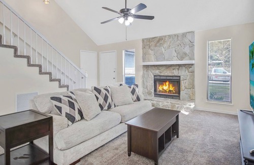 East Arlington Casa | Beautifully Remodeled Lakefront Townhome