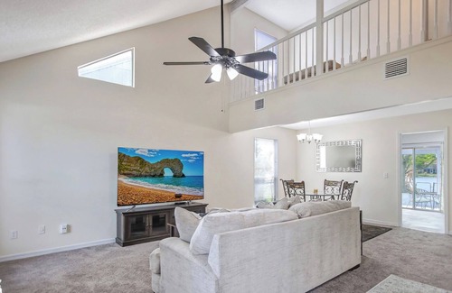 East Arlington Casa | Beautifully Remodeled Lakefront Townhome