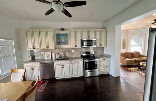Lake Geneva Apartamento | Beautifully remodeled apartment located a short 2 blocks from Geneva Lake!