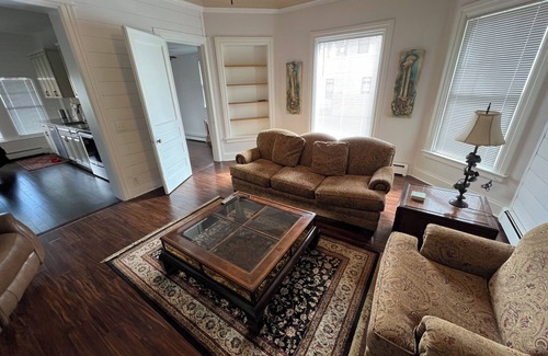 Lake Geneva Apartamento | Beautifully remodeled apartment located a short 2 blocks from Geneva Lake!
