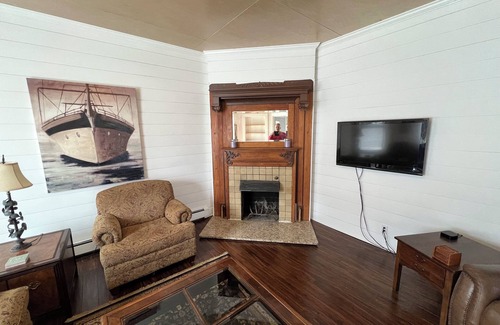 Lake Geneva Apartamento | Beautifully remodeled apartment located a short 2 blocks from Geneva Lake!