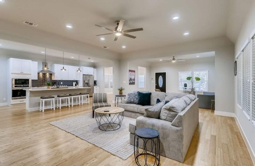Tobin Hill Casa | Beautifully Remodeled 4 BDRM / Mins to Pearl, River Walk, DT / Walk to Bars!
